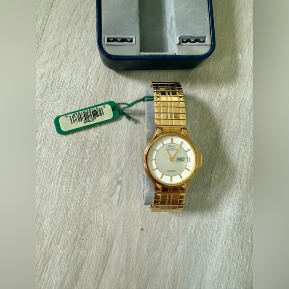 Oscar de la Renta Gold and White Watch needs new batteries - Picture 4 of 8